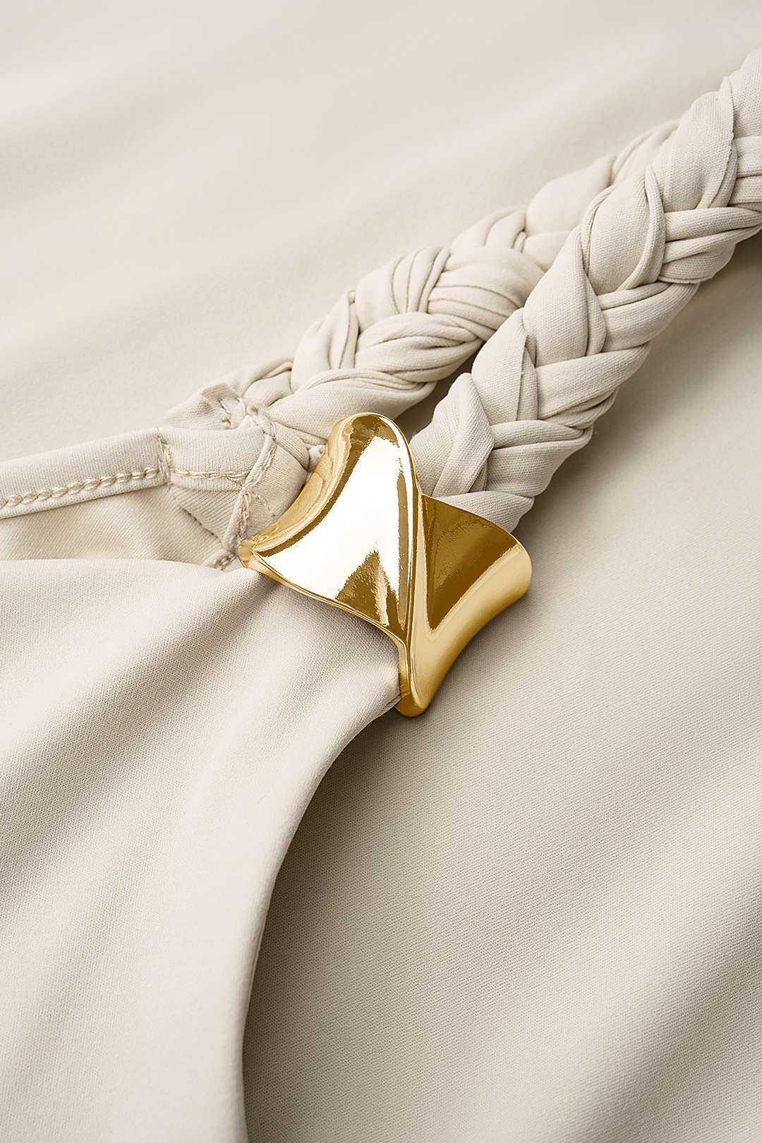 Ivana - Metallic mouwloze body met drapering en watervalhals