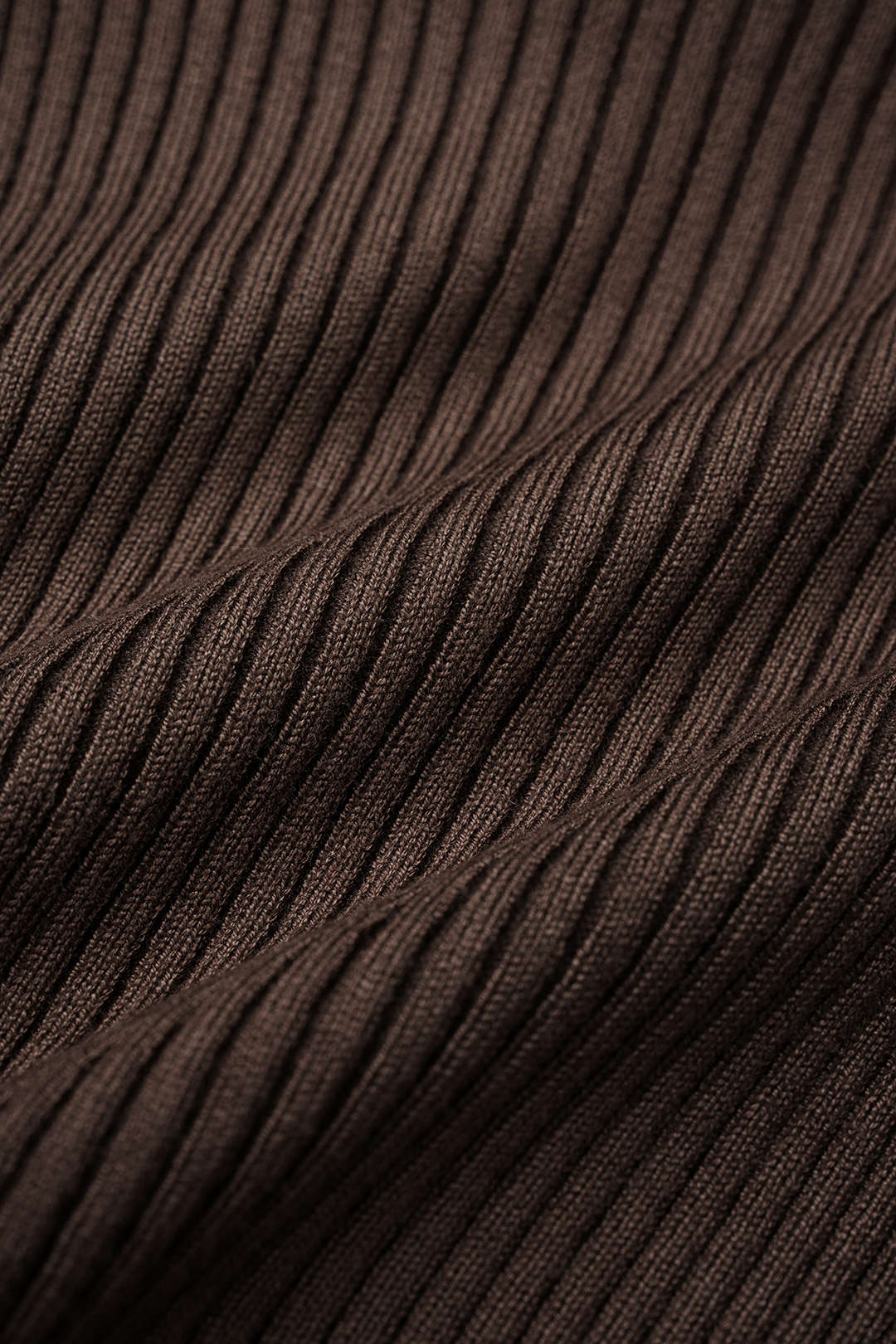 Gebreide metallic top met opstaande kraag en uitsnijding