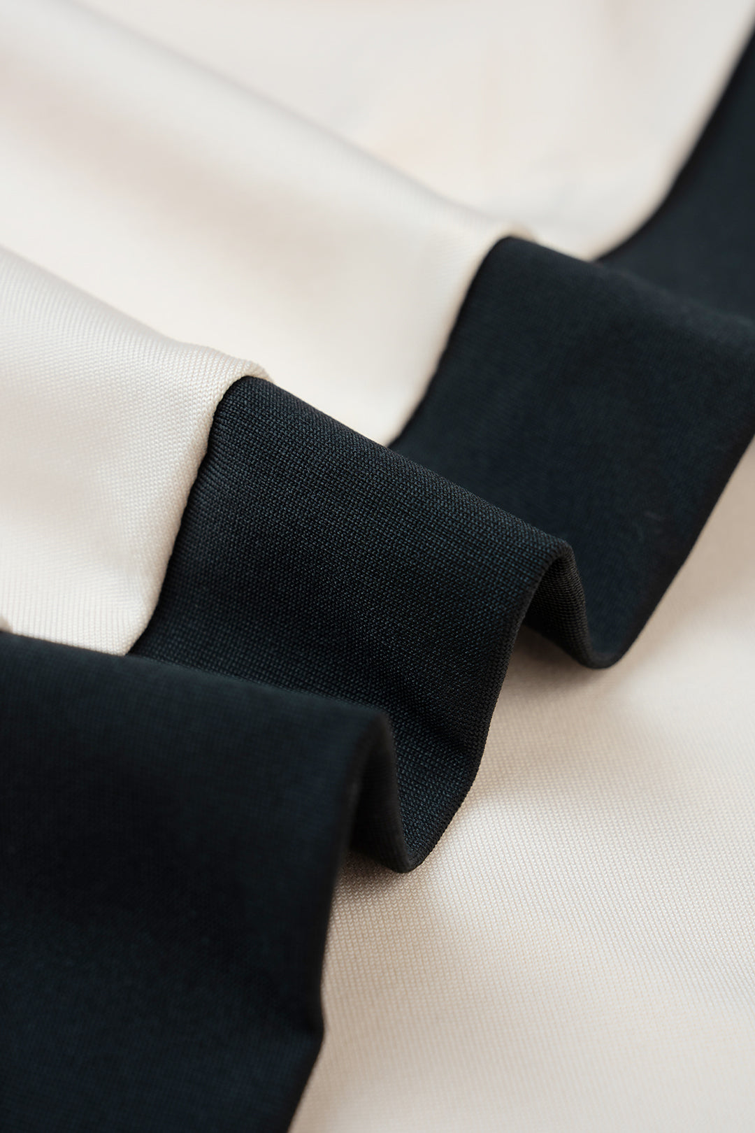 Noor - Mouwloze midijurk met uitsnijding