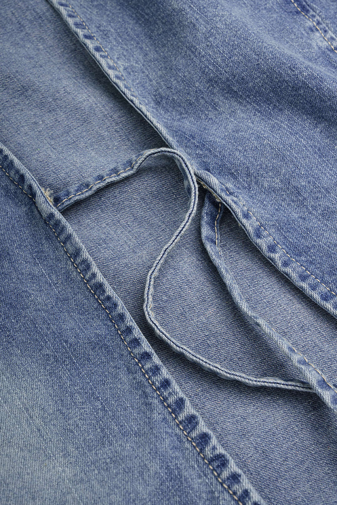 Denim blouse met strik, knoopdetail en lange mouwen
