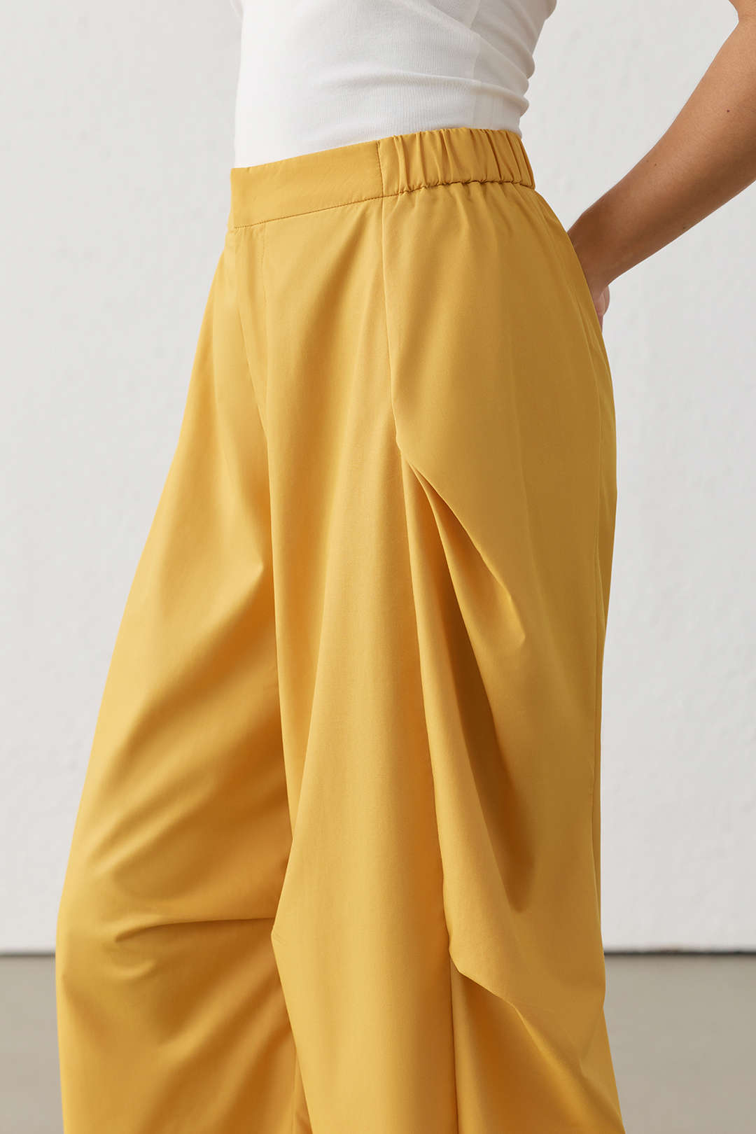 Effen broek met ruches en ballonmodel