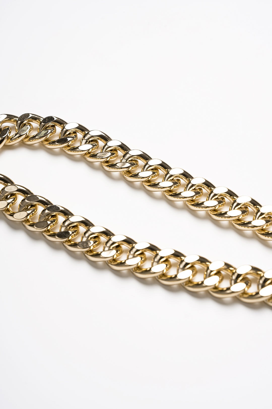 Satijnen metallic minijurk met kettingdetail