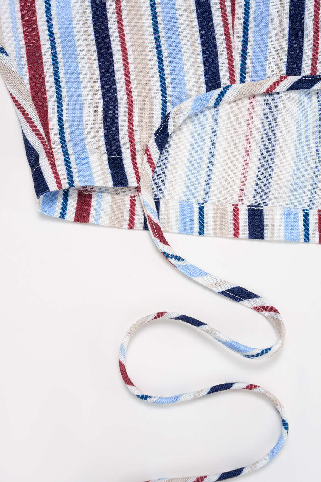 Gestreepte top met revers, strik en knoopjes