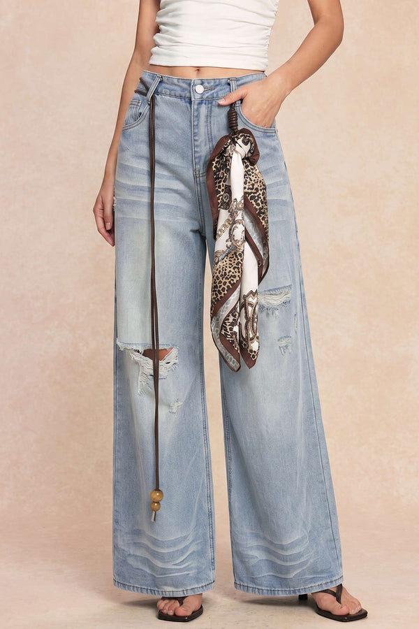 Asymmetrische jeans met hoge taille, riem en wijde pijpen
