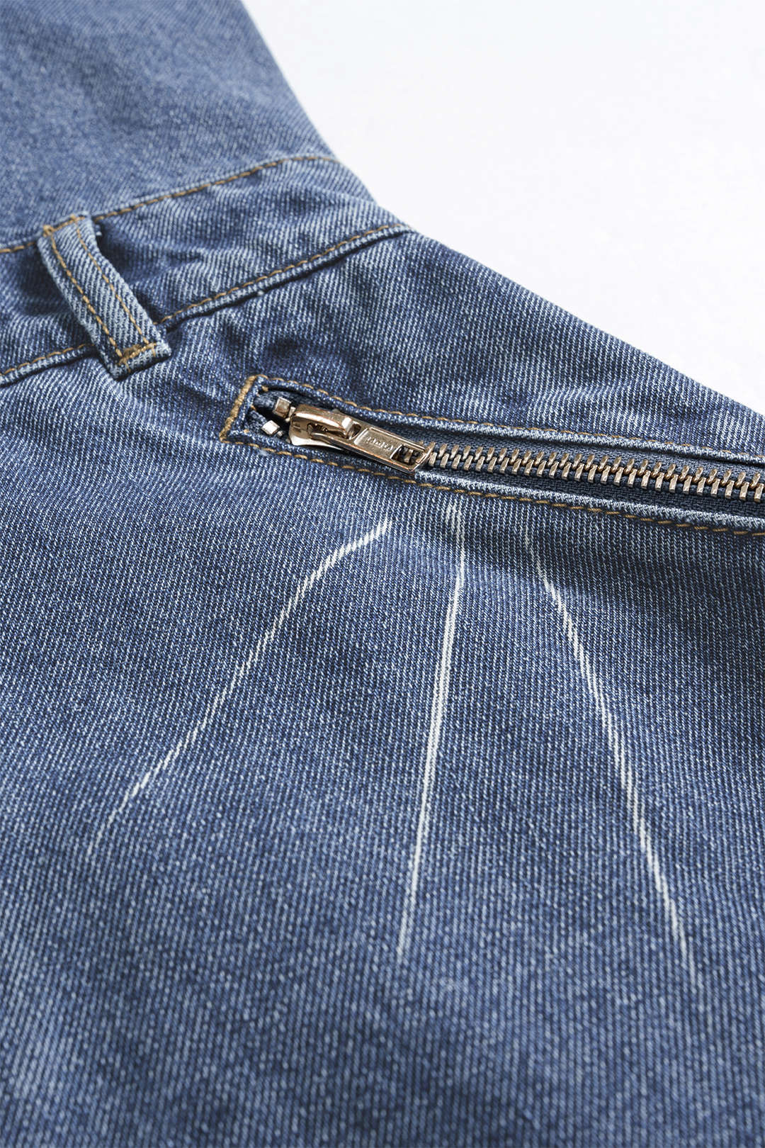 Denim verwassen minijurk met open rug, rits en halternek