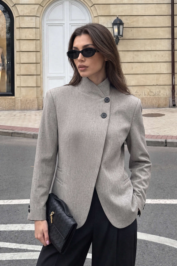 Ilse - Asymmetrische blazer met knoopjes