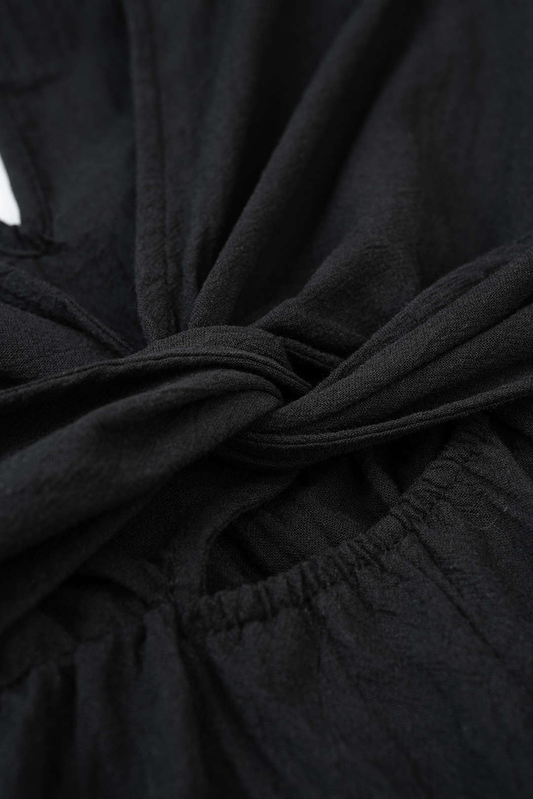 Playsuit met V-hals, ruches en strik