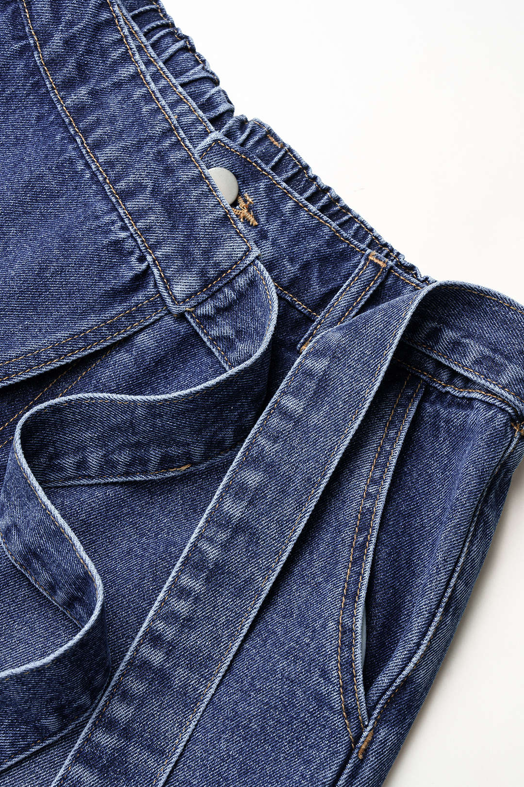 Asymmetrische jeans met strik en wijde pijpen