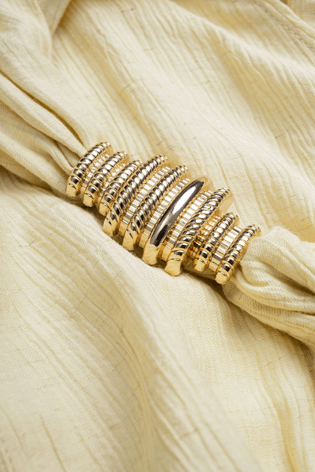 Metallic mouwloze maxijurk met V-hals, ruches en open rug