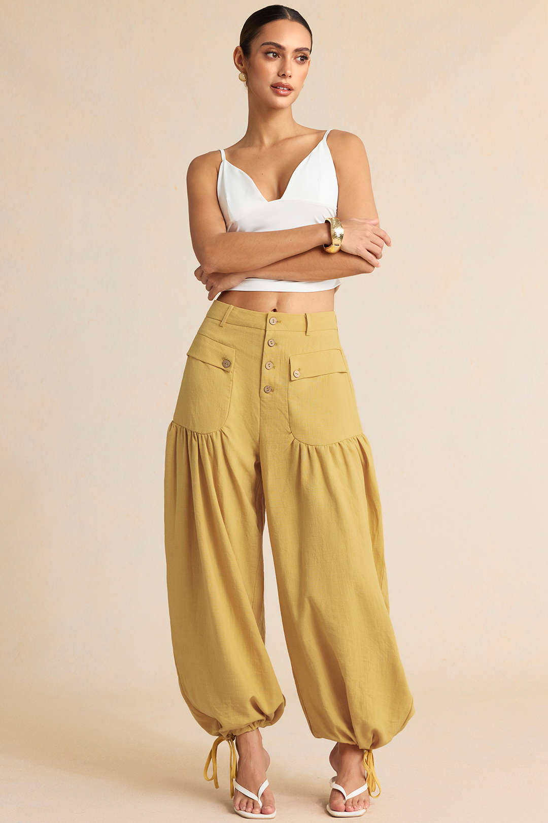 Broek met knoopjes, zakken en strik