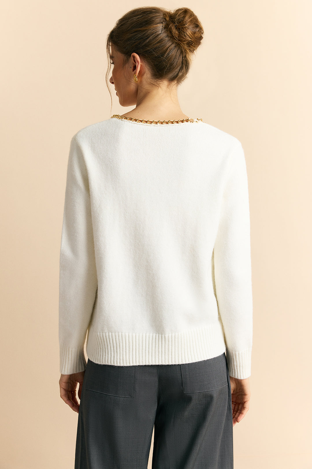 Gebreide top met V-hals, kettingdetail en lange mouwen