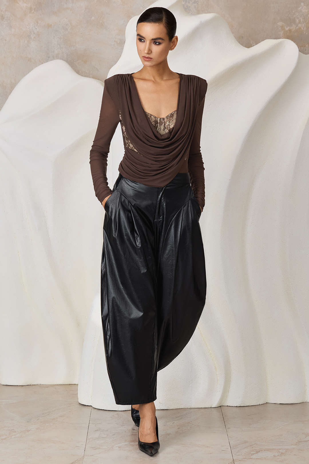 Patchwork mesh body met kant, drapering en watervalhals