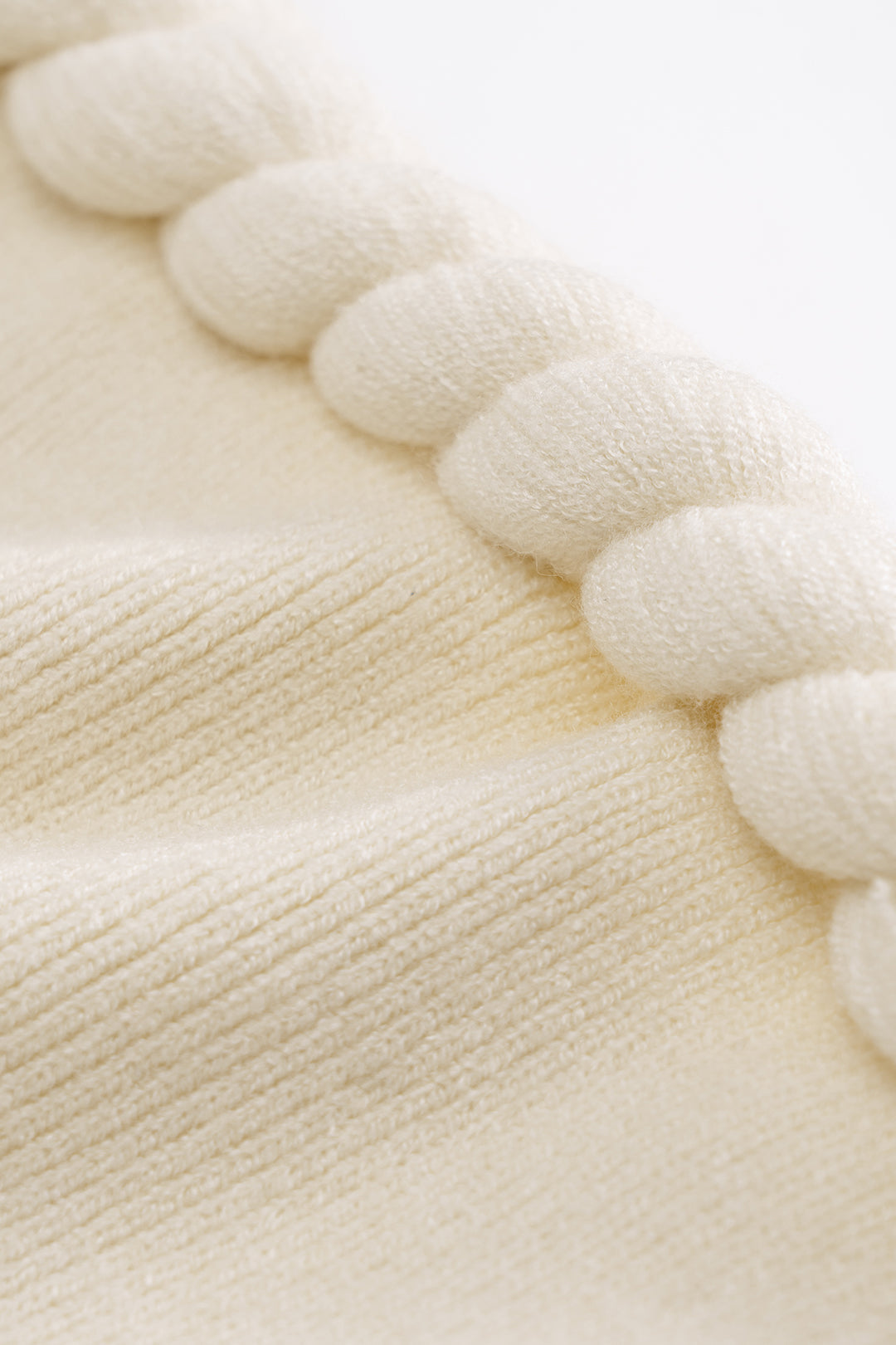 Gebreide rok met gedraaid detail en knoopdetail