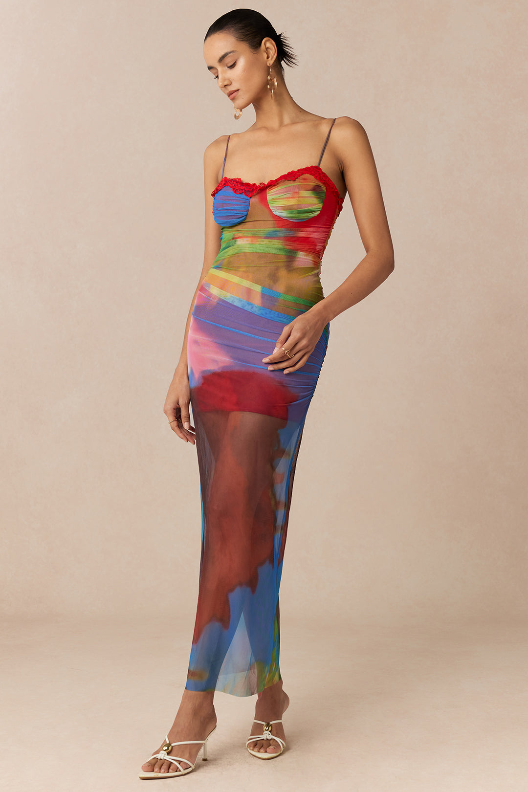 Abstracte print mesh maxijurk met kanten rand en ruches