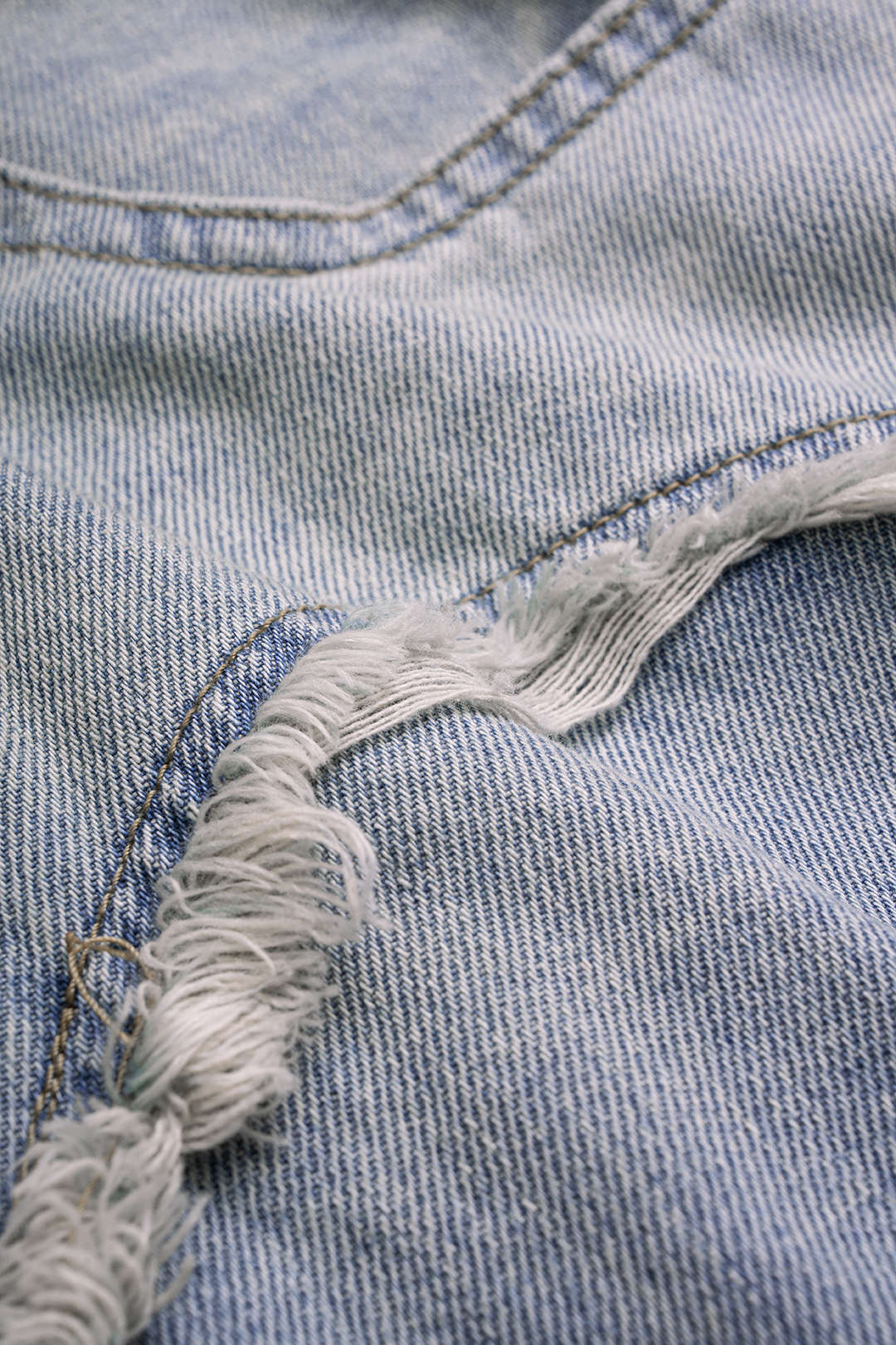 Denim asymmetrische minirok met rafelrand en hoge taille
