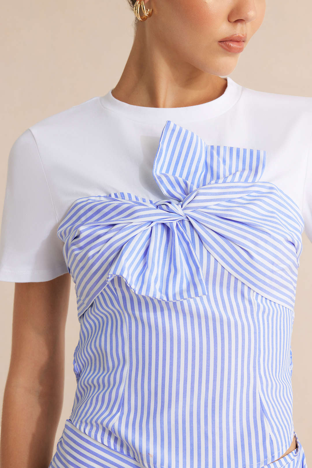 Gestreept patchwork T-shirt met knoopdetail en korte mouwen