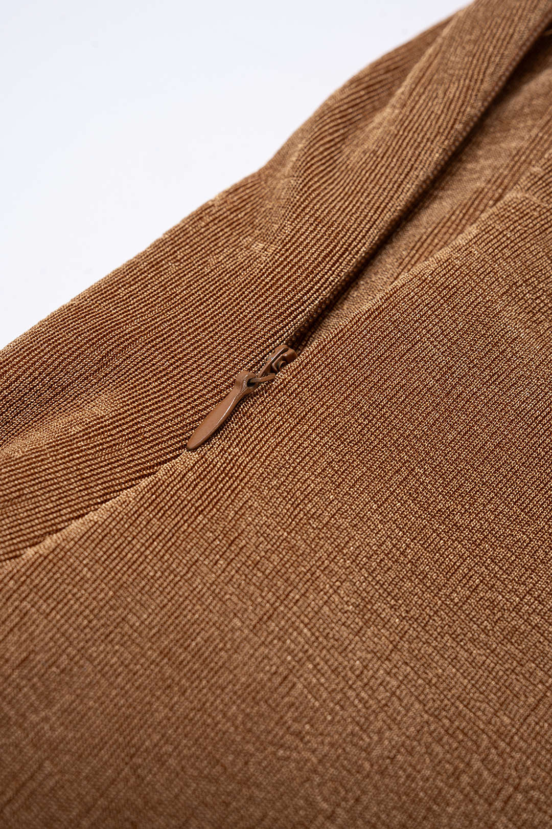 Asymmetrische midijurk met lange mouwen