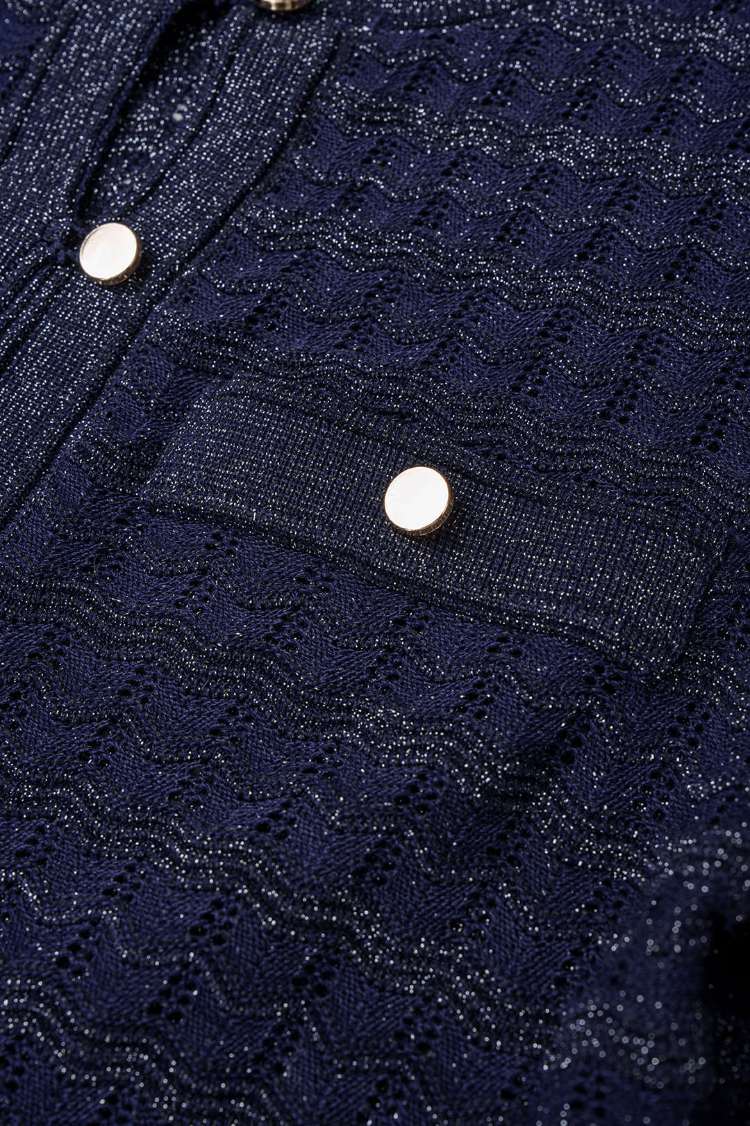 Gebreide metallic maxijurk met ronde hals en knoopjes