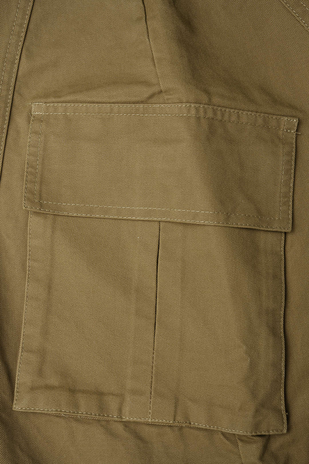 Broek met zakken en wijde pijpen