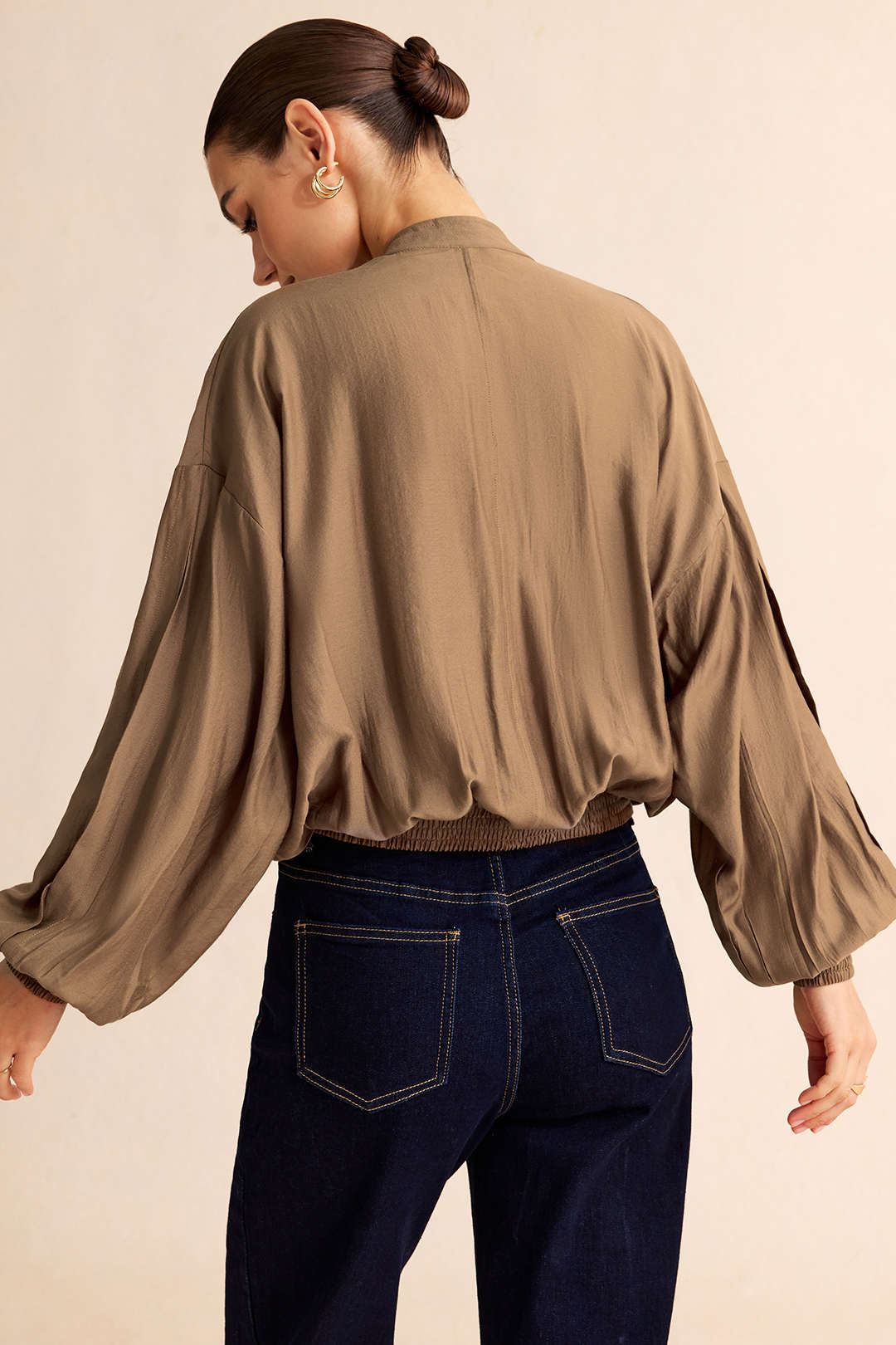 Blouse met ronde hals, ruches en knoopjes