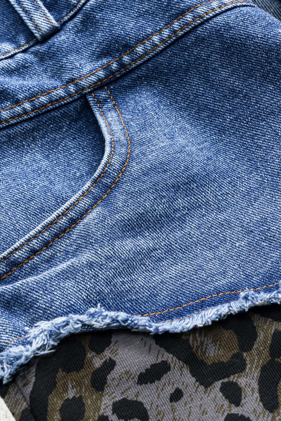 Linde - Luipaardprint jeans met knoopjes, zakken en wijde pijpen