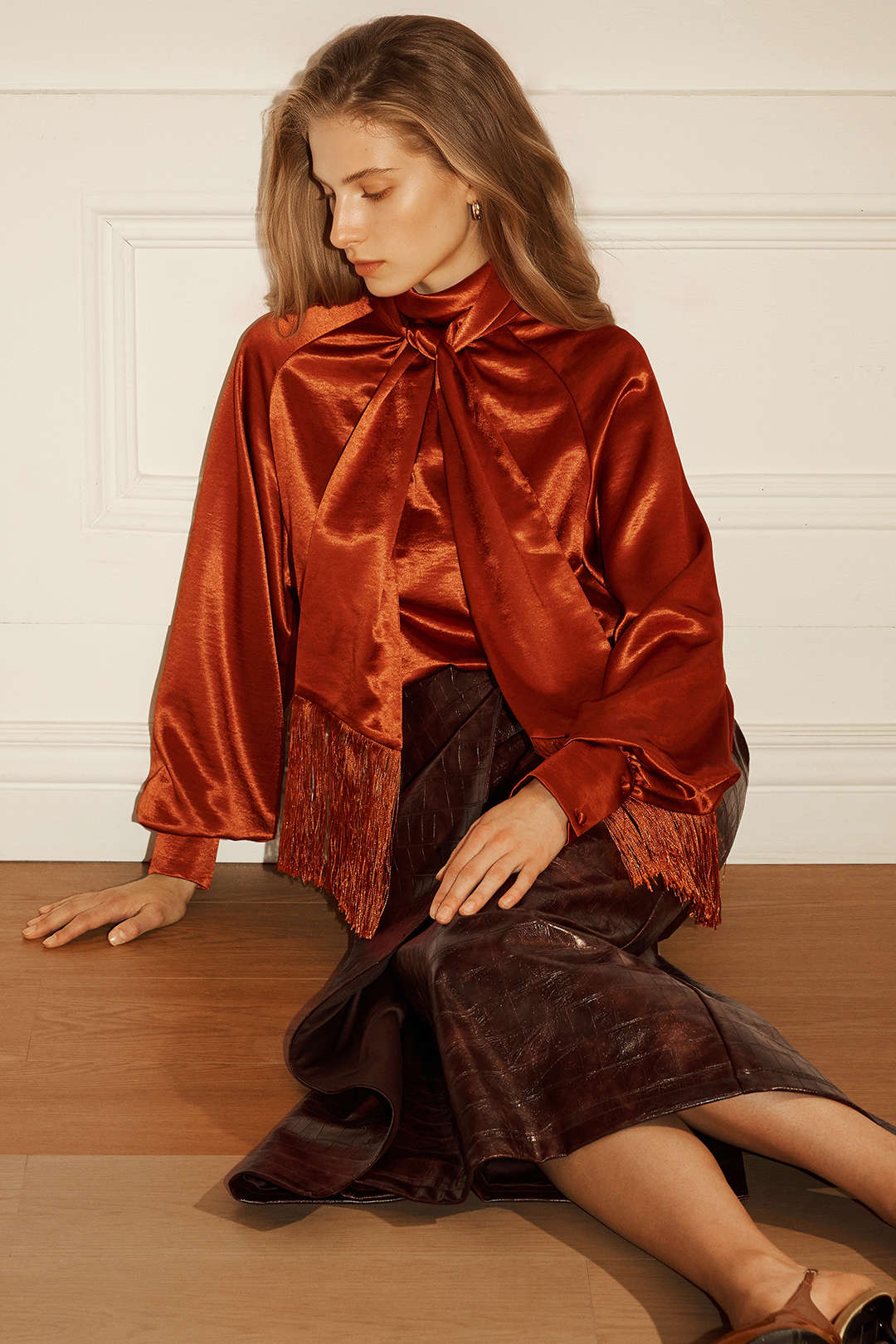 Satijnen blouse met strik, franjes en lange mouwen