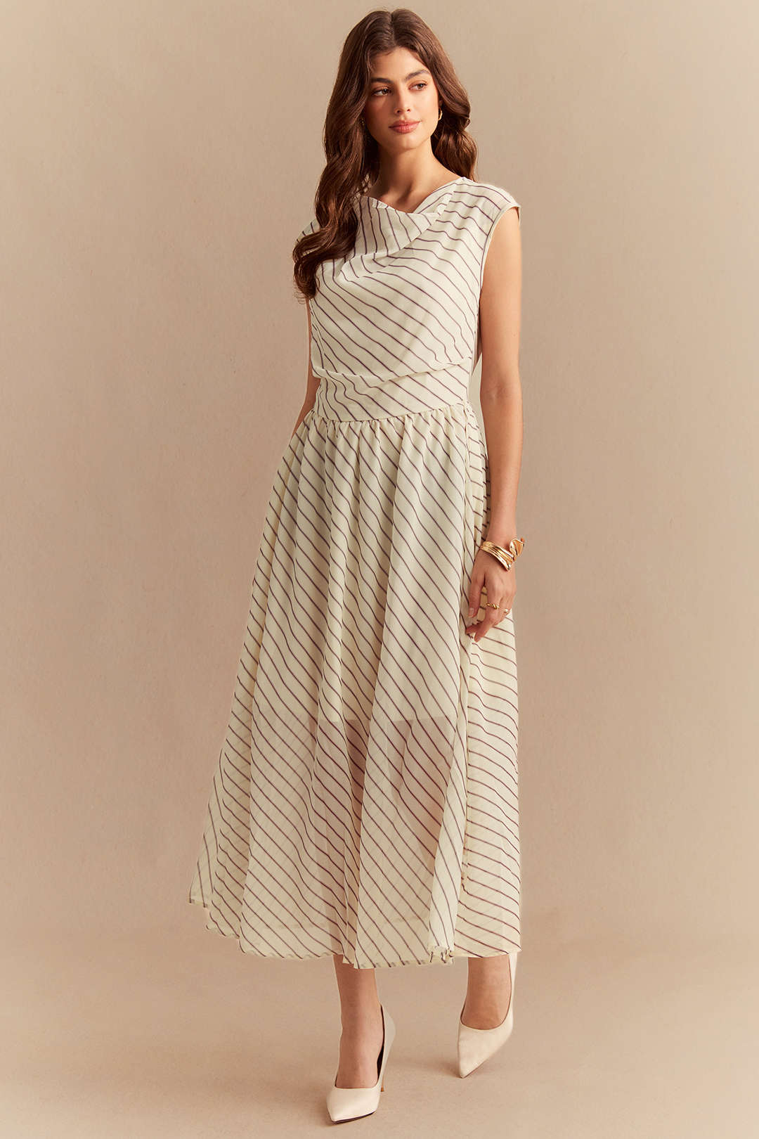 Gestreepte chiffon midijurk met drapering en watervalhals