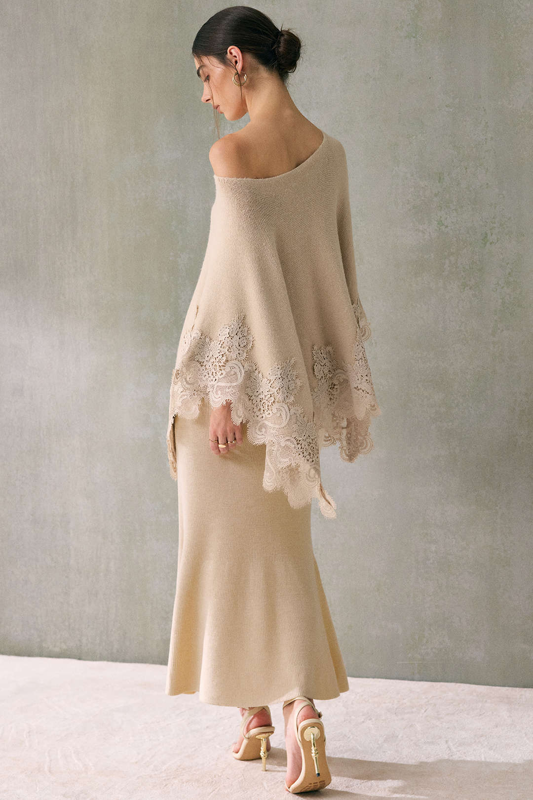 Gebreide patchwork item met kant en één schouder