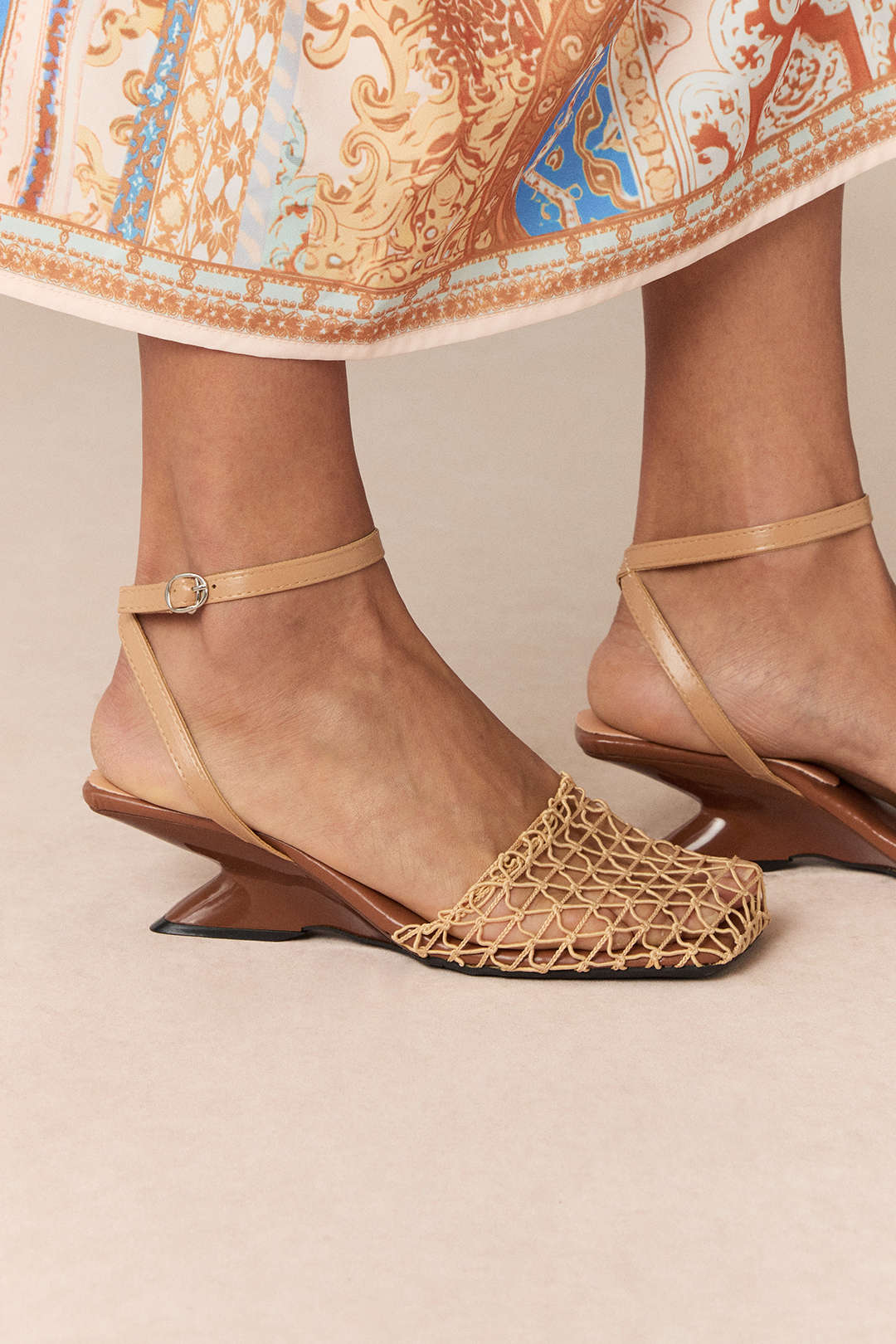 Sandalen van imitatieleer met opengewerkt patroon