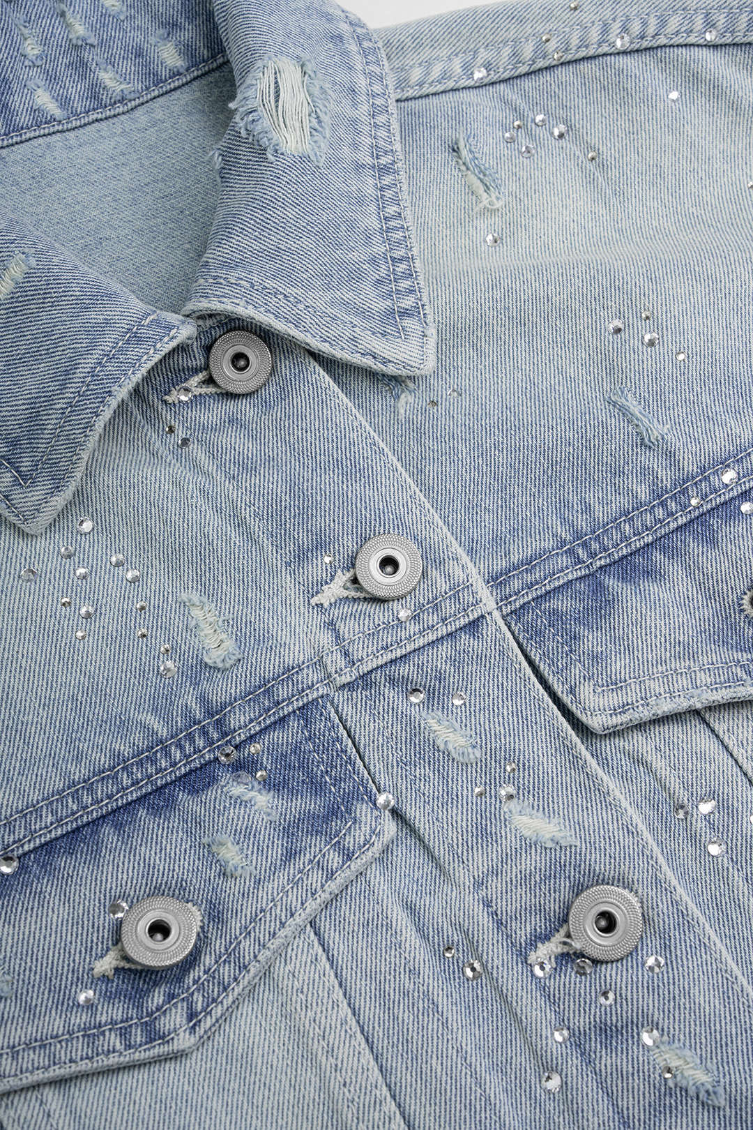 Denim jasje met strass en knoopjes