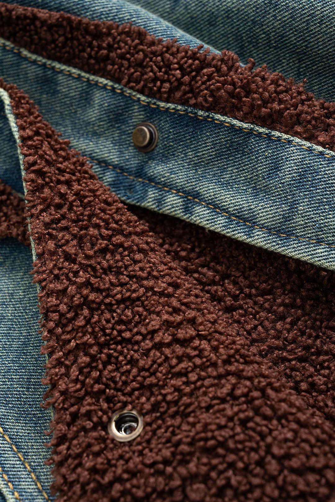 Denim patchwork item met knoopjes en zakken
