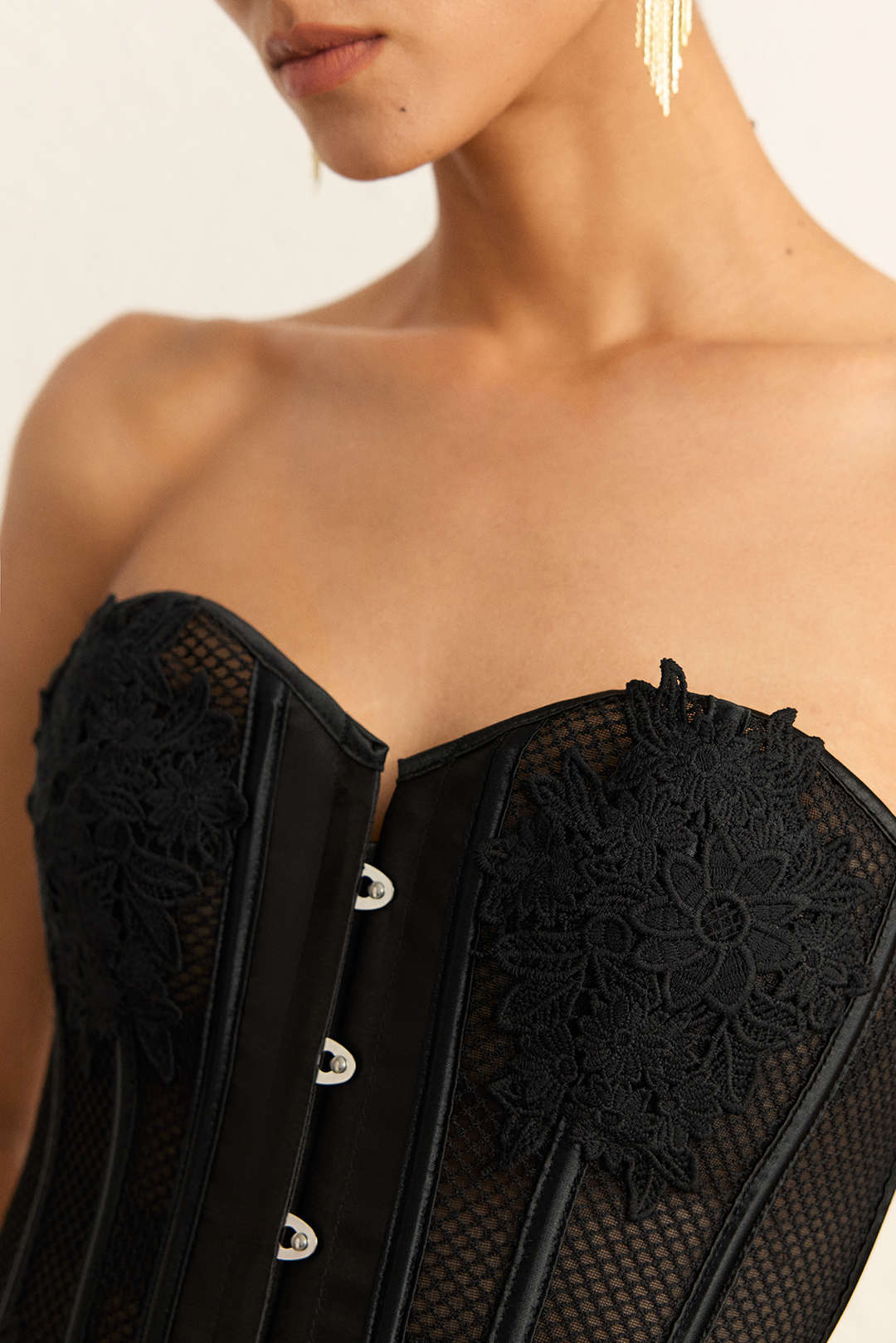 Transparante strapless top met borduursel
