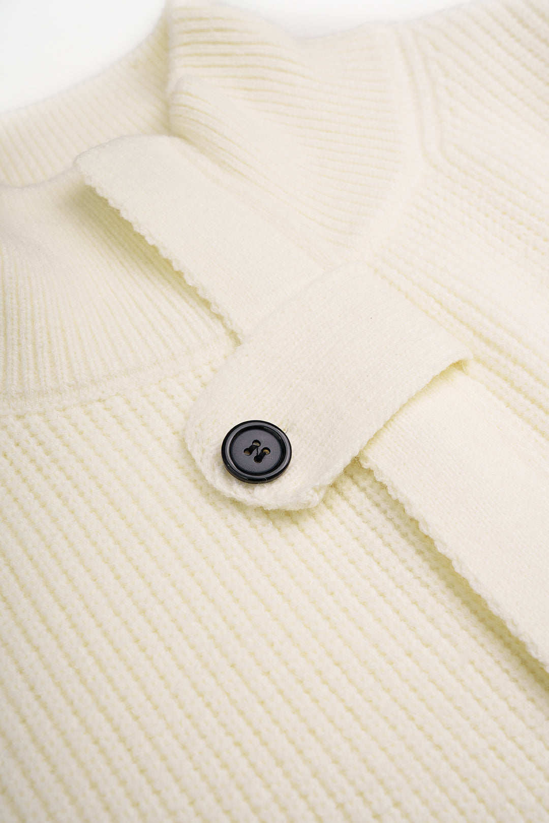 Gebreide top met riem, knoopjes en lange mouwen