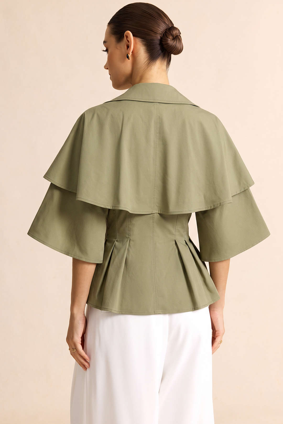 Blouse met reverskraag, ruches en korte mouwen