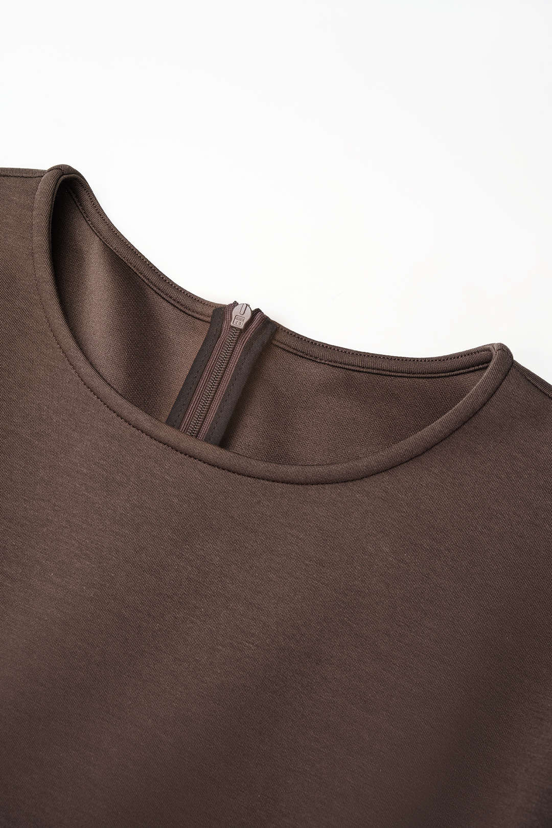 Asymmetrische leren-look minijurk met ronde hals