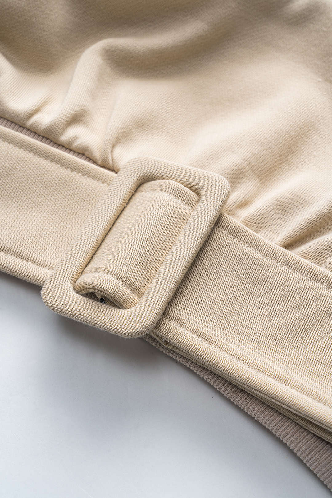 Sweater met ronde hals, riem en lange mouwen