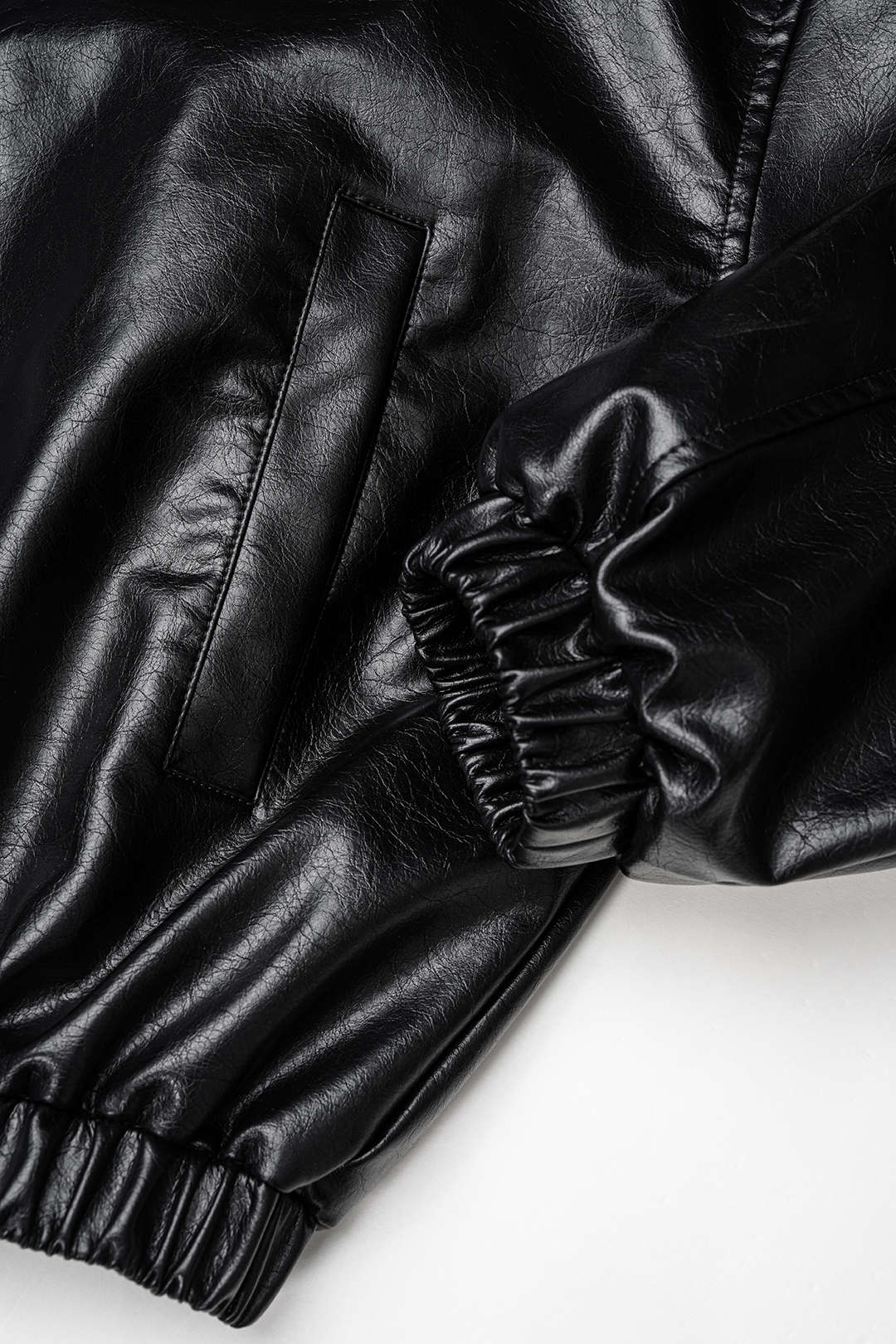 Leren-look jasje met knoopdetail en rits