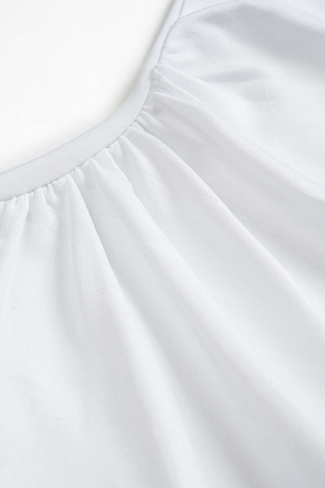 Evi - T-shirt met opstaande kraag, ruches en korte mouwen