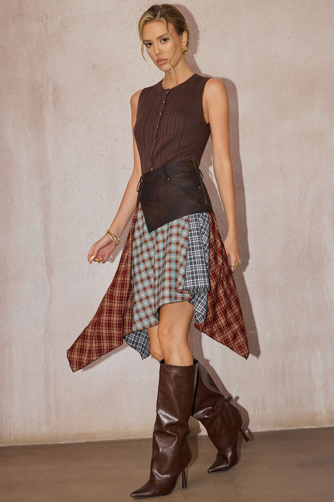 Geruite leren-look rok met asymmetrische zoom