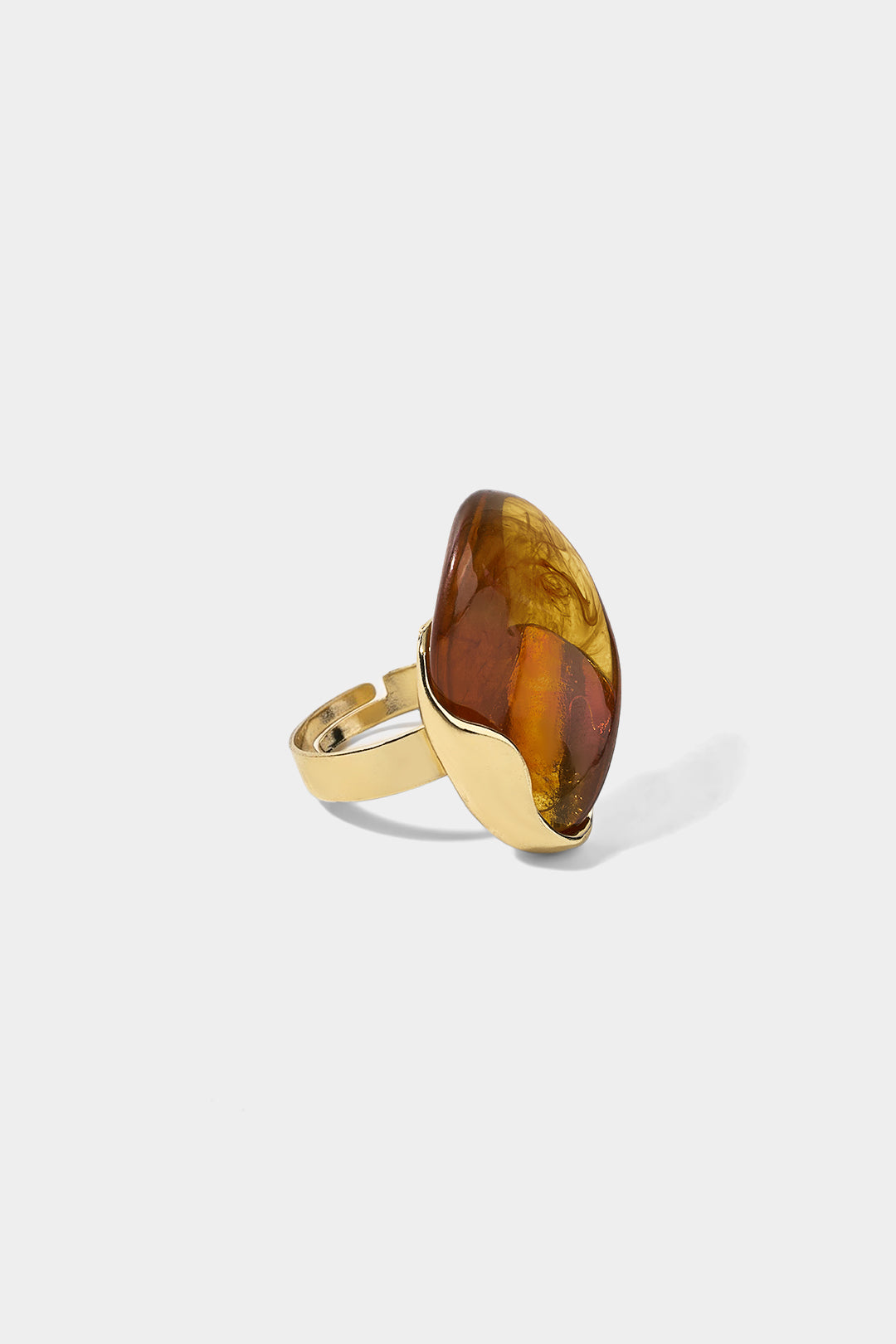 Onregelmatige ring van amberkleurig hars