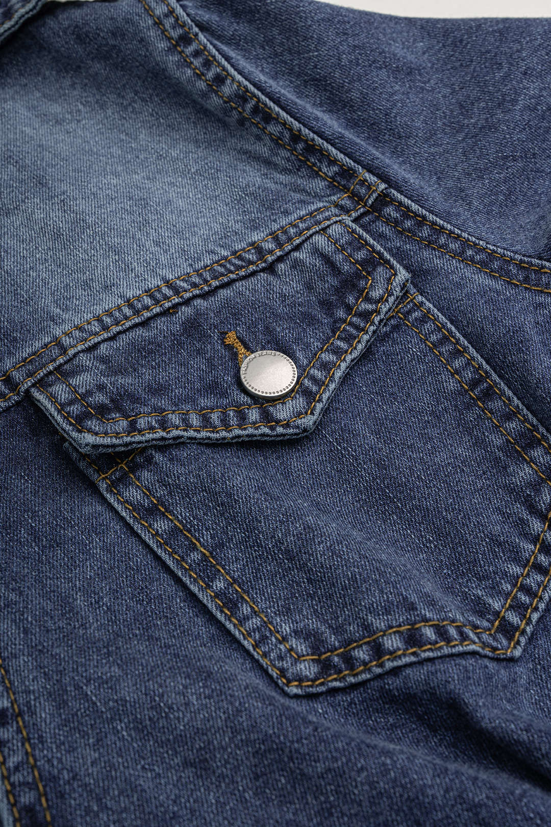 Denim midijurk met riem, zakken en lange mouwen