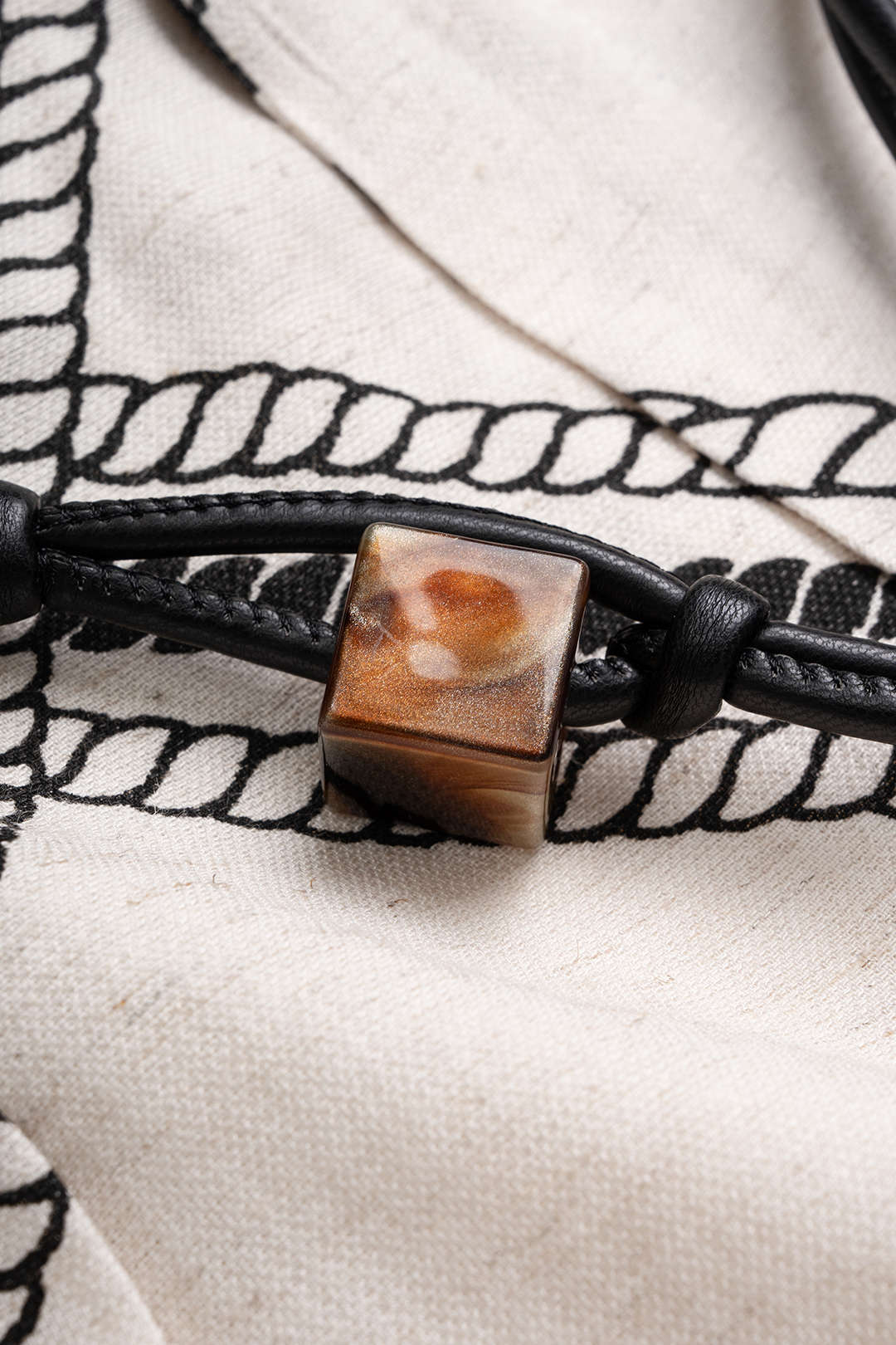 Geometrische short met kettingdetail, riem en wijde pijpen