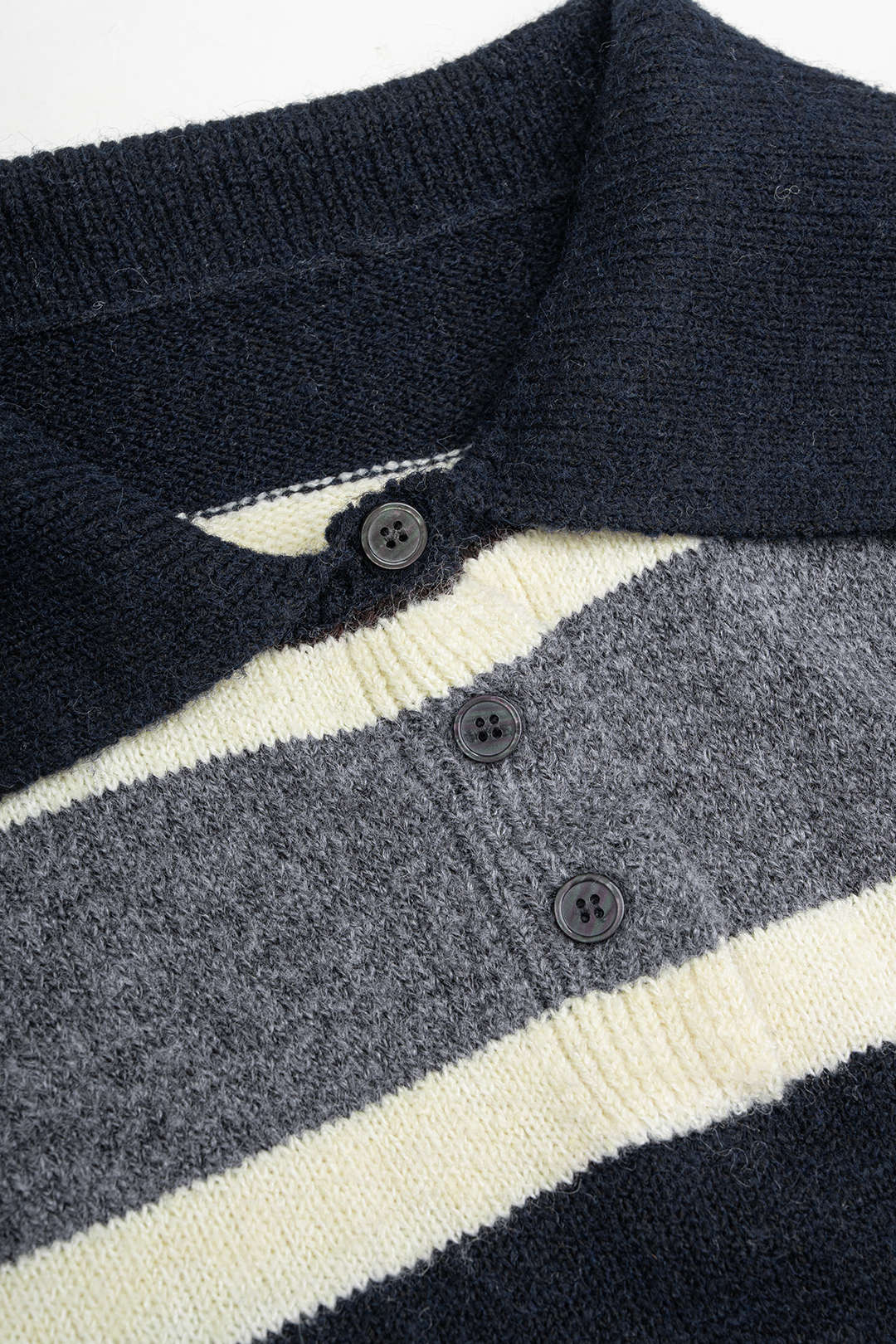 Gebreide gestreepte top met revers, knoopjes en lange mouwen