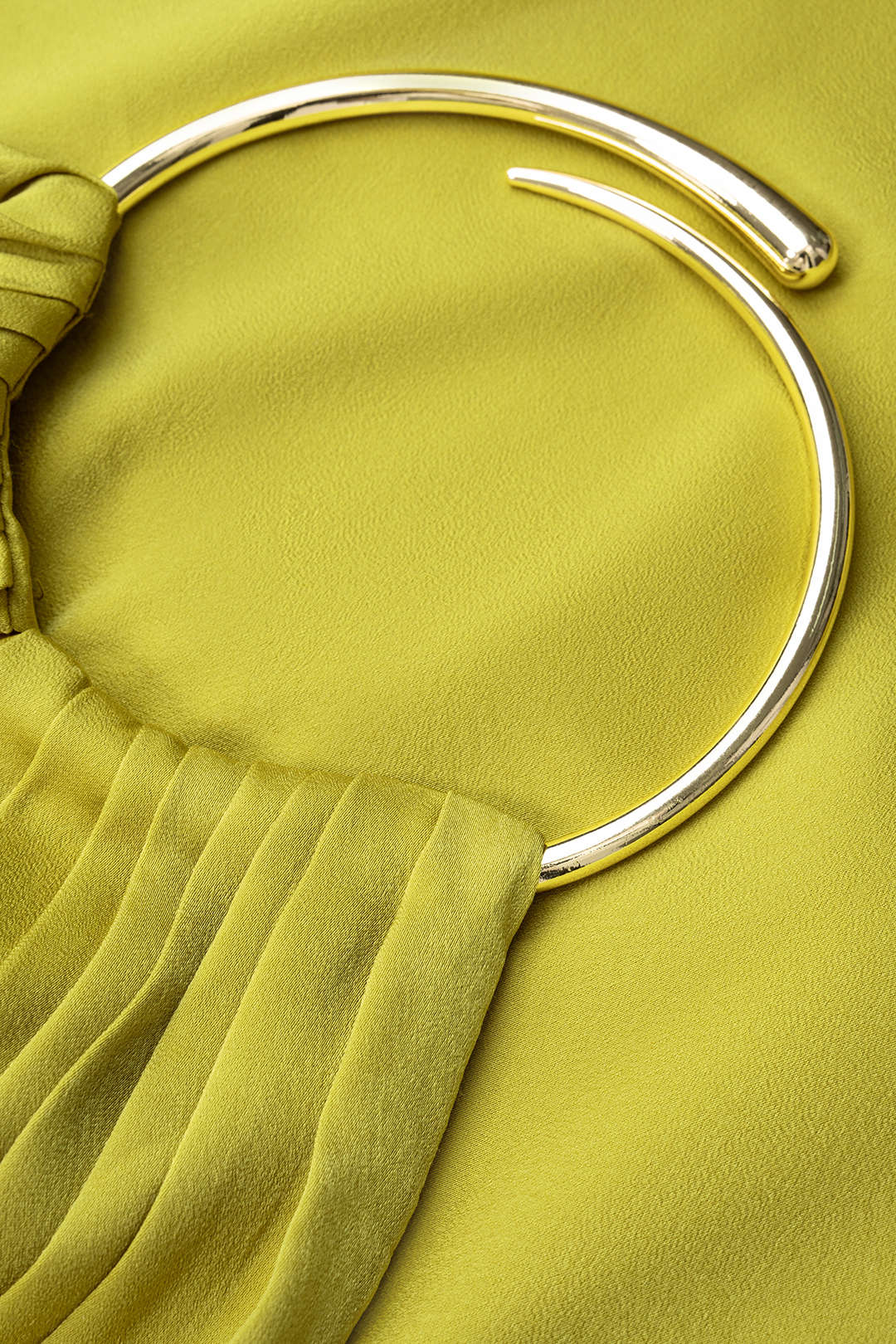 Metallic satijnen minijurk met V-hals en ruches
