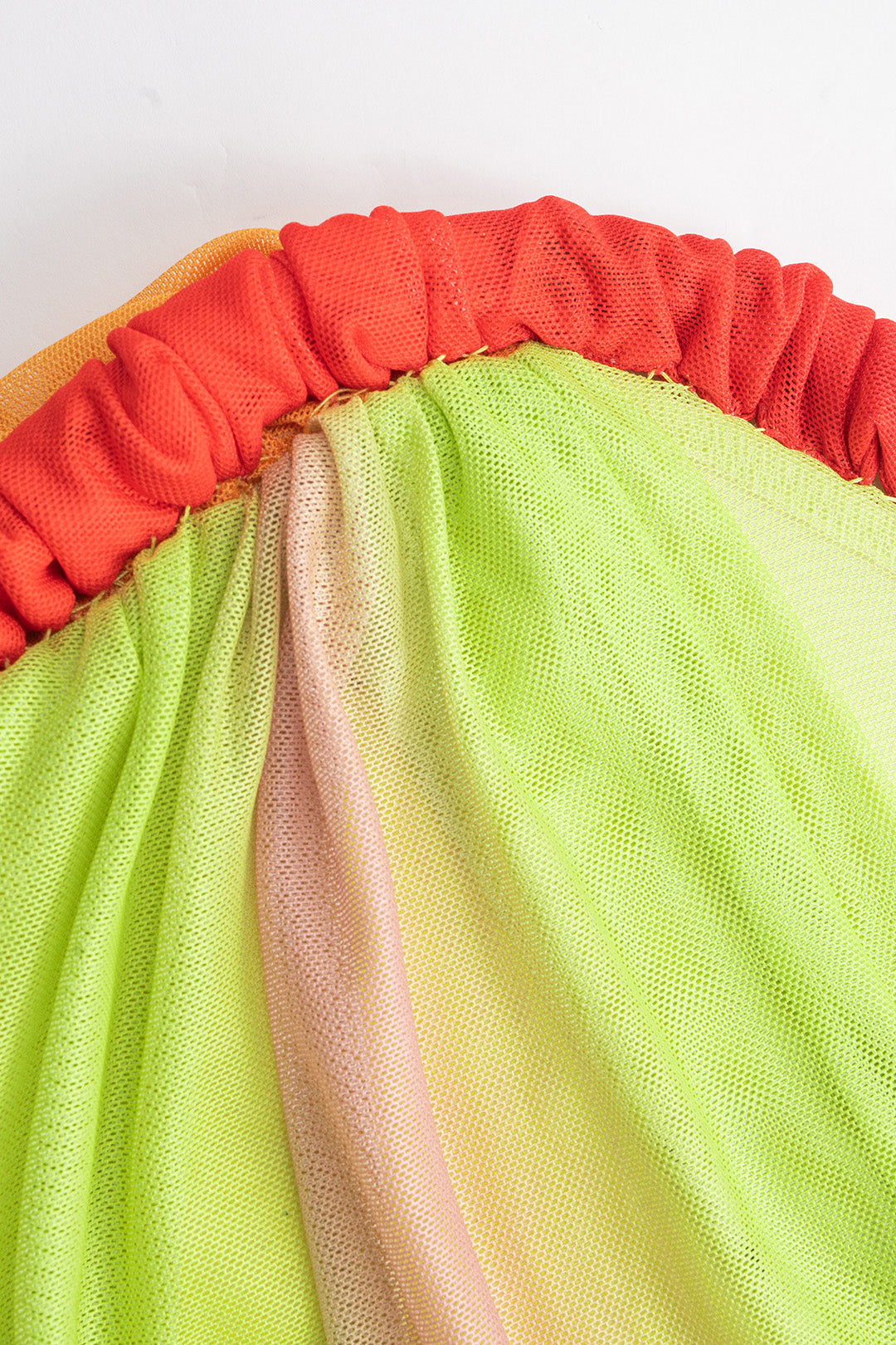 Mesh mouwloze midijurk met gedraaid detail en één schouder