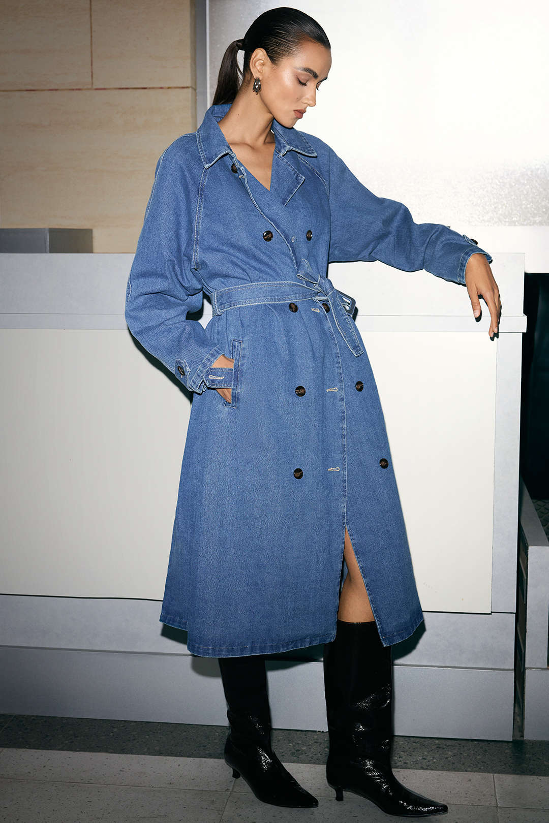 Denim item met dubbele knopenrij en riem