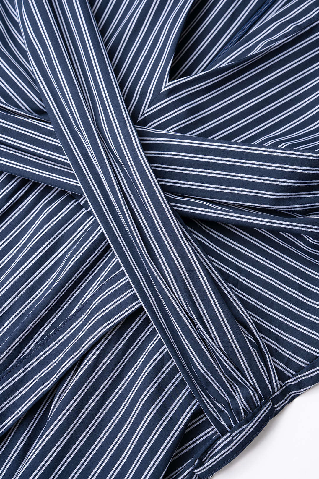 Gestreepte midijurk met knoopdetail en lange mouwen