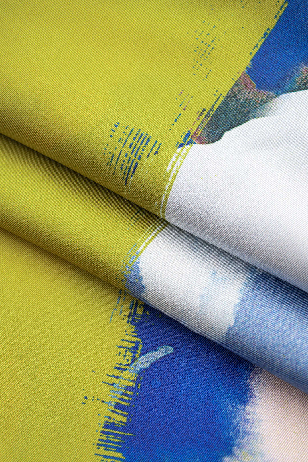 Abstracte print satijnen maxijurk met korte mouwen