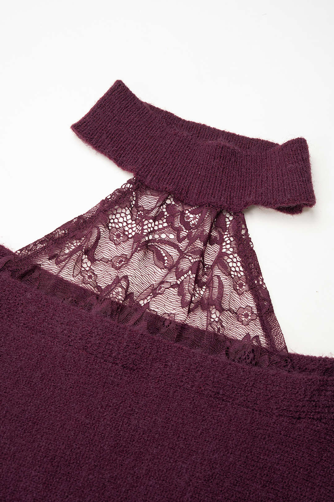 Gebreide patchwork top met kant, halternek en lange mouwen