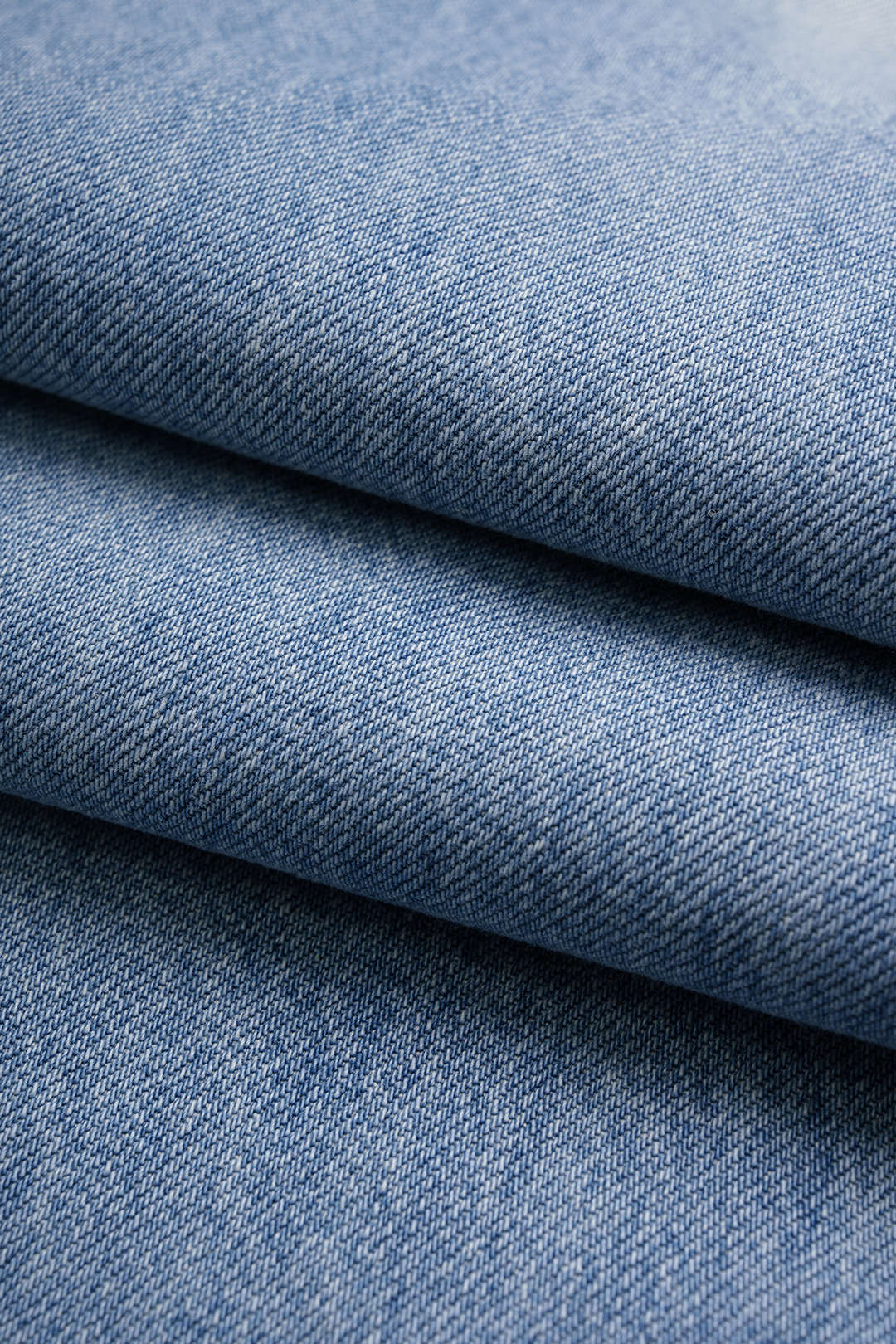 Asymmetrische jeans met rafelrand en wijde pijpen